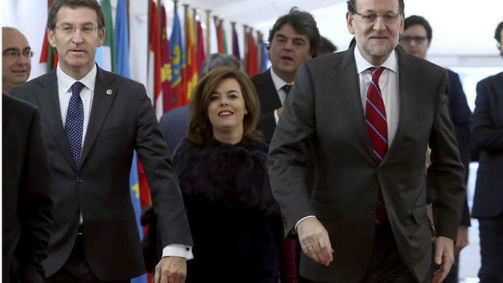 Alberto Núñez-Feijóo con Soraya Sáenz de Santamaría y Mariano Rajoy en una imagen de archivo.