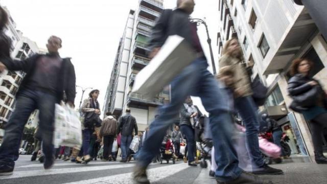 Varias personas cargadas con diversas compras, en una imagen de archivo.