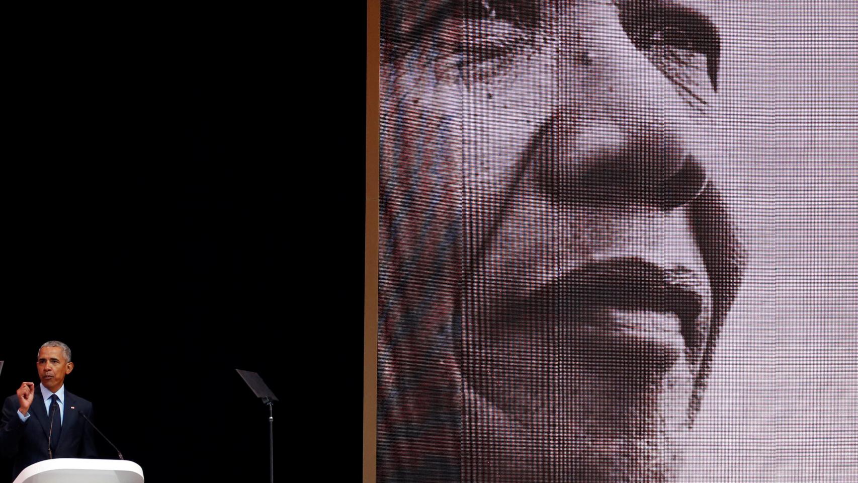 Barack Obama rinde tributo a Mandela durante un acto este martes en Johanesburgo.