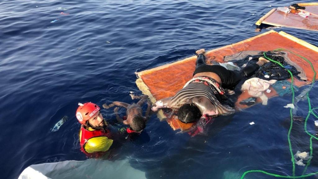 Los cadáveres de una mujer y un bebé abandonados por la Guardia Costera libia.