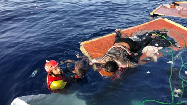 Los cadáveres de una mujer y un bebé abandonados por la Guardia Costera libia.