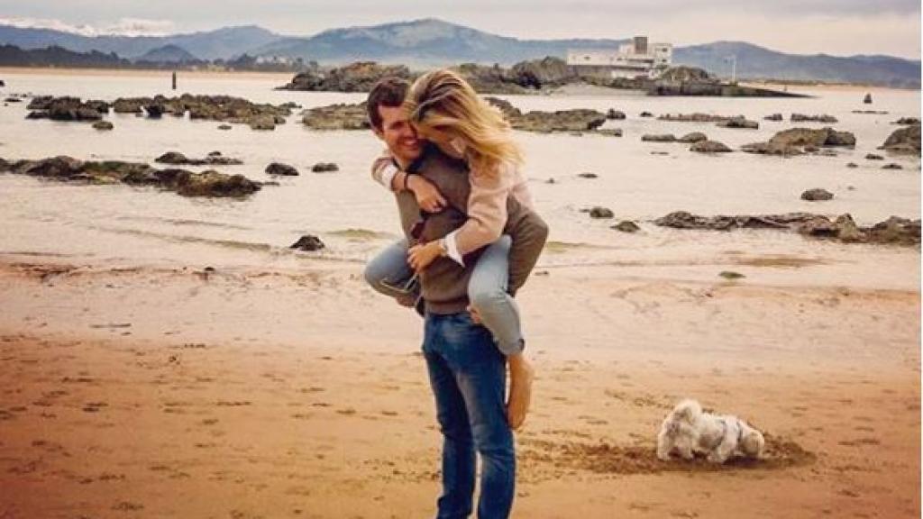 Pablo y su mujer, en la playa.