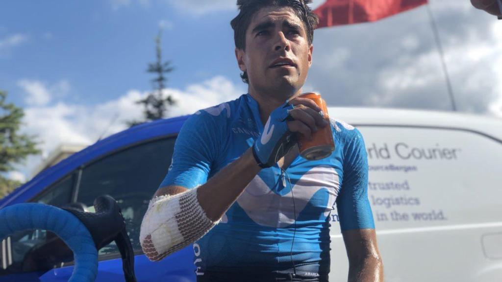 Mikel Landa atiende a los periodistas en la cima del Alpe d'Huez.