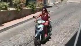 Aída Nízar se cae de la moto mientras grababa un vídeo