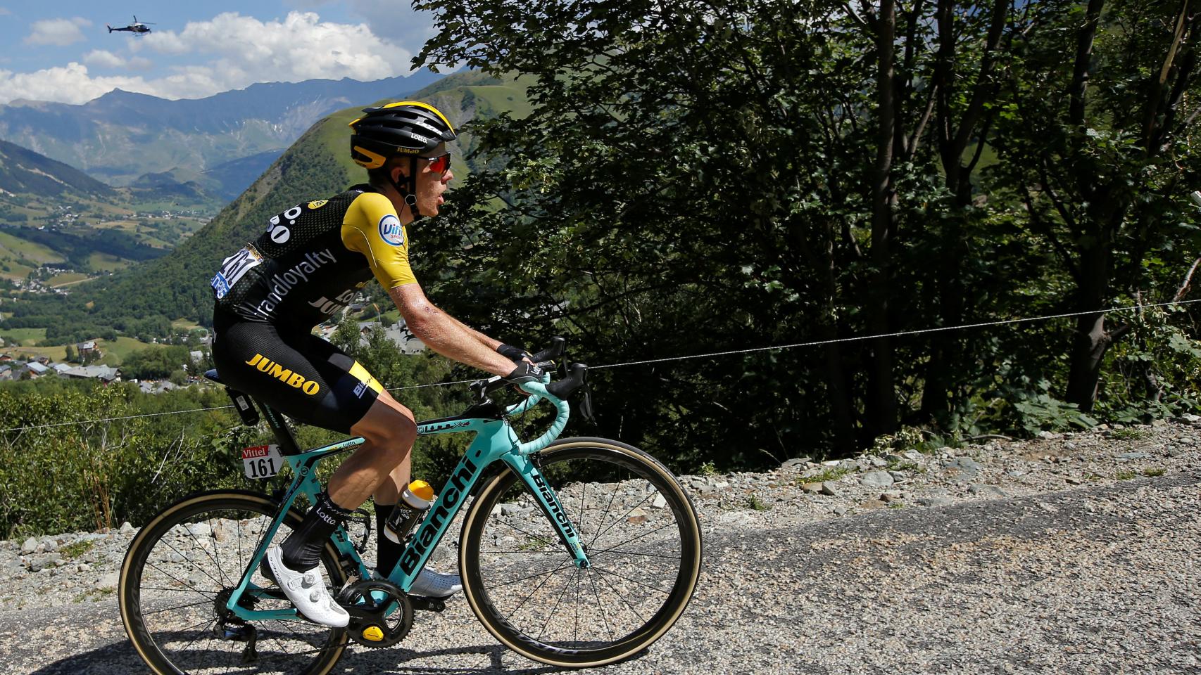 Kruijswijk en cabeza de carrera durante el ascenso a la Croix de Fer.