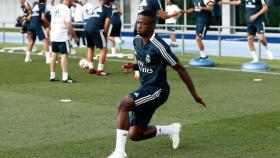 Vinicius hace ejercicios de estiramiento