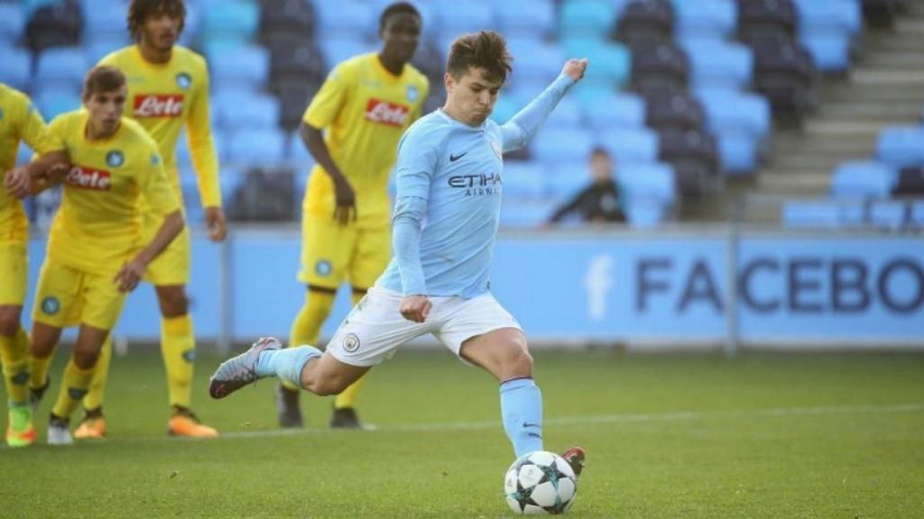 Brahim Díaz se dispone a lanzar un penalti ante el filial del Nápoles. Foto: mancity.com