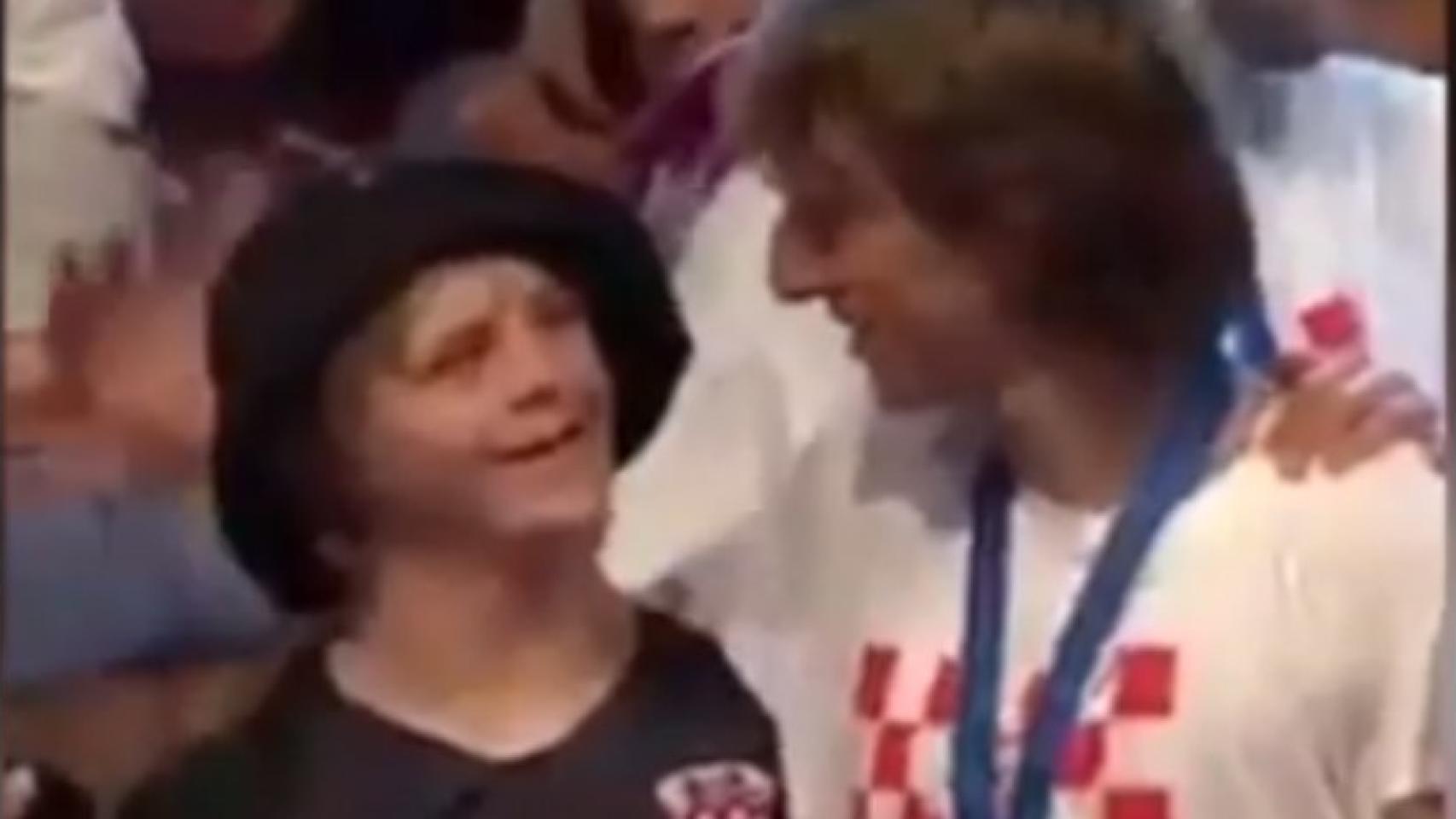 Modric con un niño en la celebración de Croacia