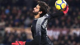 Alisson, durante un partido con su ex equipo, la Roma. Foto: EFE