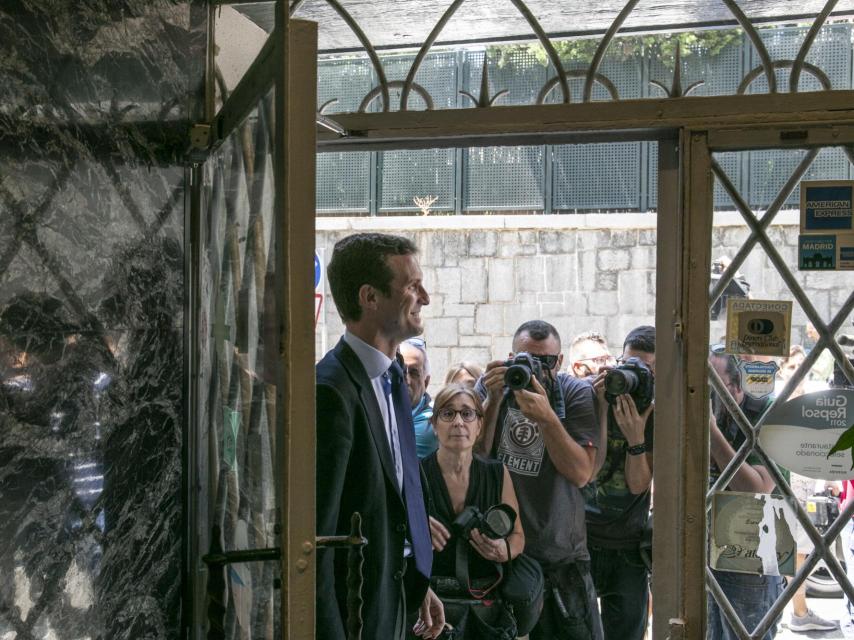 Pablo Casado entrando al Jai Alai