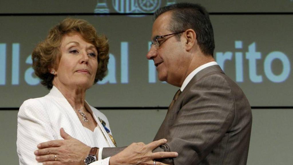 Mateo recibió la Medalla de Oro de Mérito al Trabajo en 2010 de manos del ministro Corbacho.