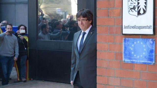 Puigdemont a la salida de la cárcel alemana de Neumünster.