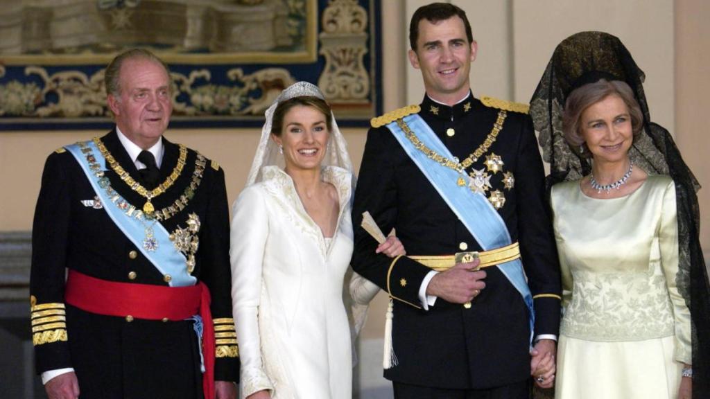 Juan Carlos, Letizia, Felipe y Sofía en la boda de los Reyes actuales.