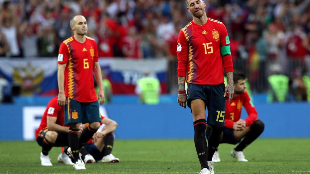 jugadores de la selección española observando con angustia los penales.