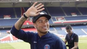 Neymar saludando a los aficionados del PSG. Foto: Twitter (@PSG_inside).