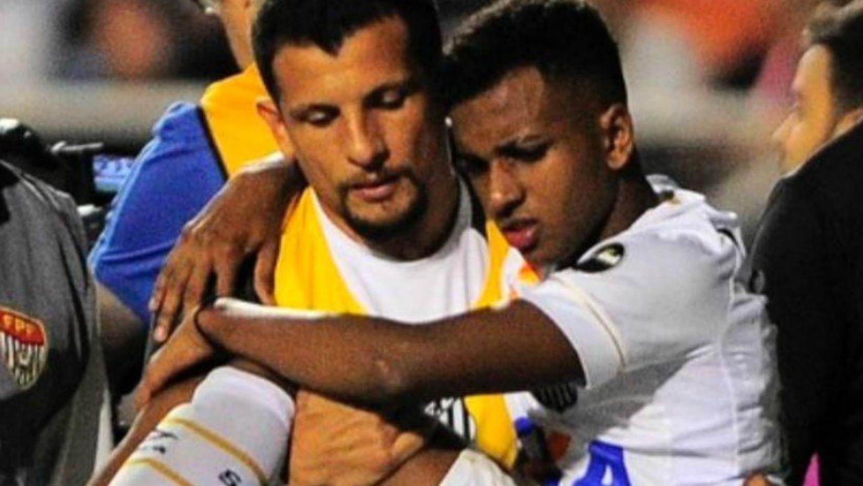 Rodrygo, retirado en brazos del campo tras una dura entrada. Foto Twitter (@SantosFC)