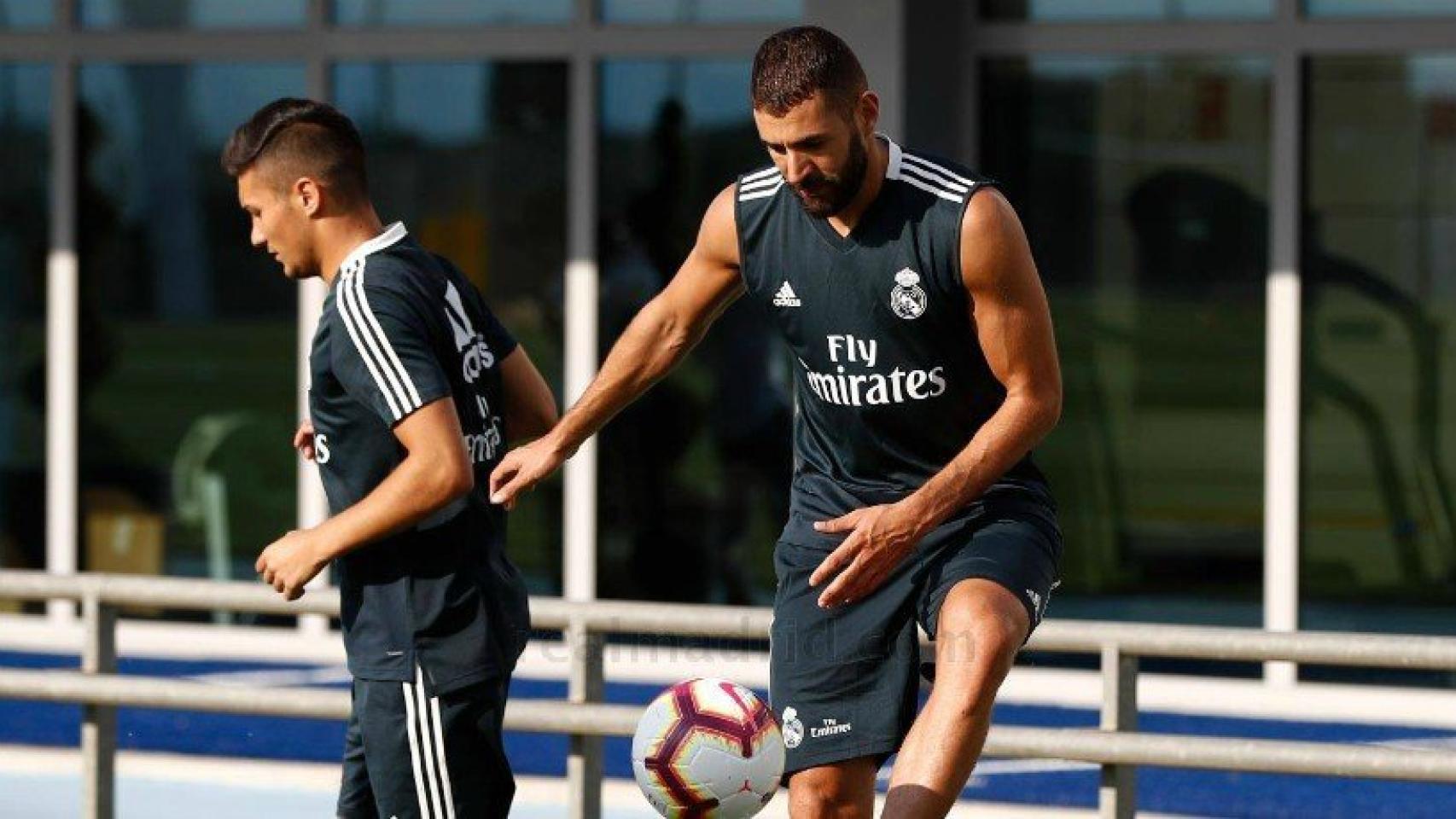 Benzema golpea el balón