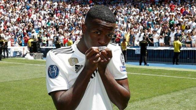 Vinicius besa el escudo en su presentación con el Real Madrid