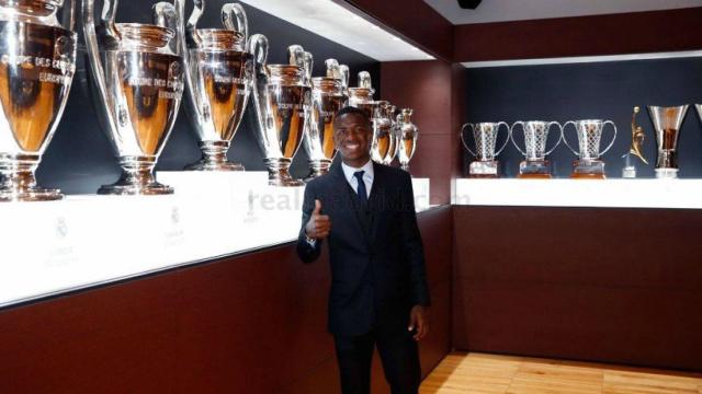 Vinicius en la sala de trofeos