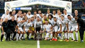 El Madrid posa con el Trofeo Santiago Bernabéu