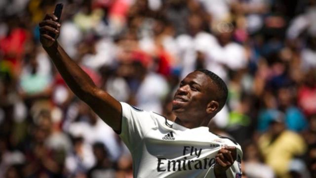 Vinicius se hace una foto con su nueva camiseta. Foto: Twitter (@vini11oficial)