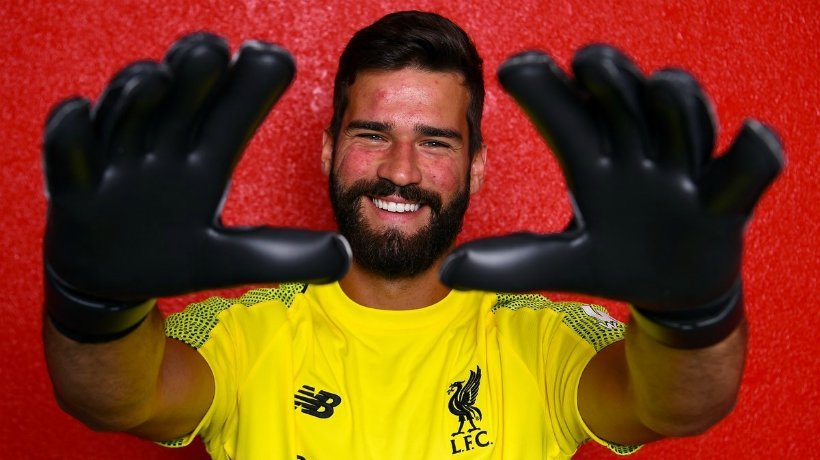 Alisson ya posa con la camiseta del Liverpool.Foto: Twitter (@LFC)