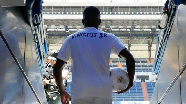 Vinicius saltando al Santiago Bernabéu