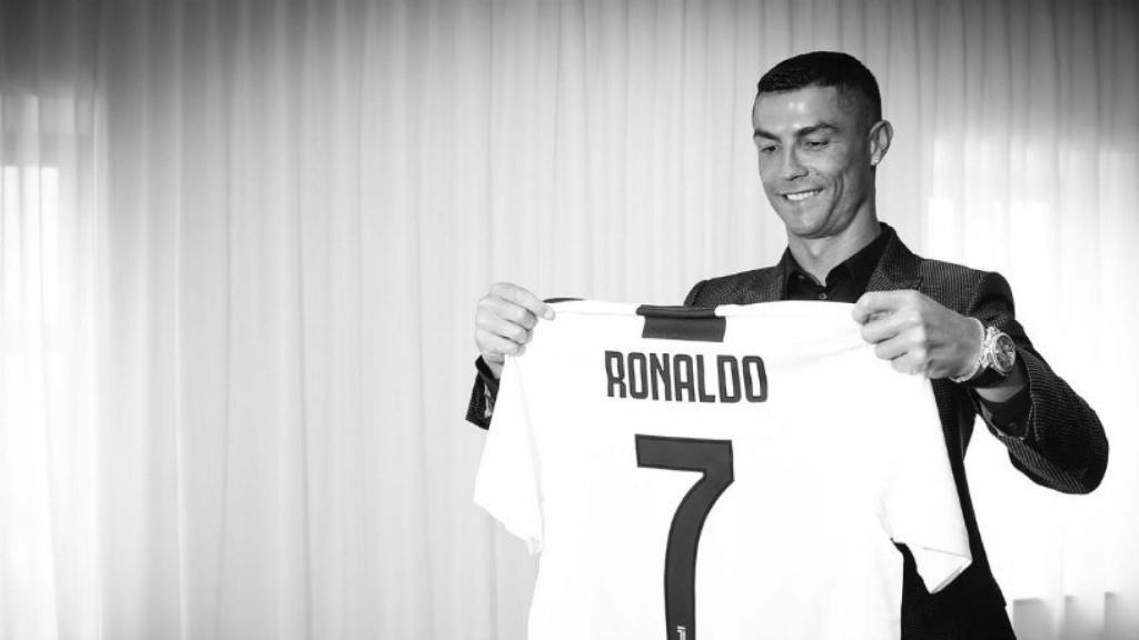 Cristiano Ronaldo mirando la camiseta de la Juventus. Foto: Twitter (@Juventusfc).