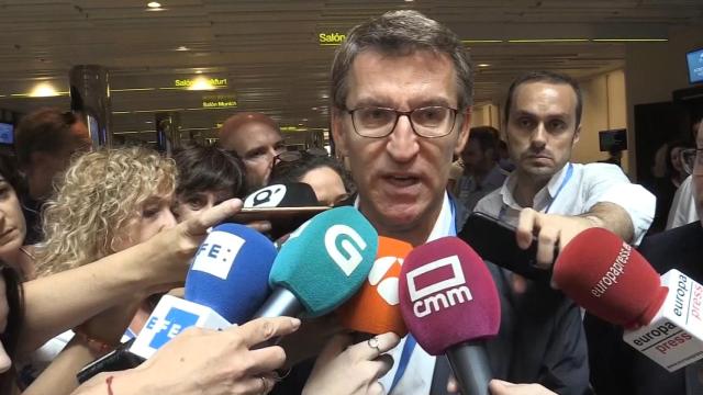 Alberto Núñez Feijoo atiende a los medios de comunicación (foto de archivo).