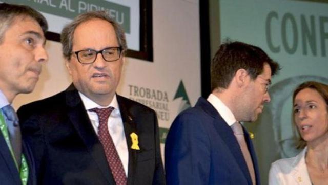 Quim Torra (2i), junto a la consejera de Empresa y Conocimiento, Àngels Chacón (d).