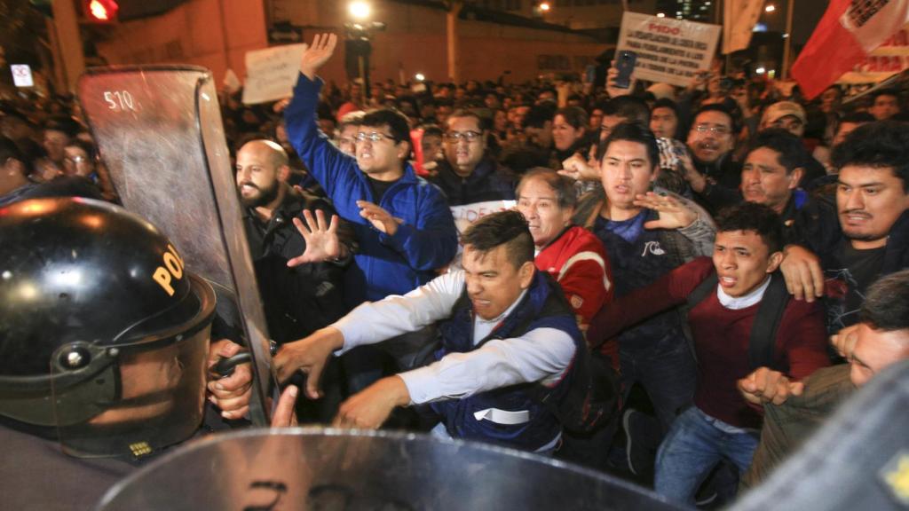 Manifestantes en las calles de Perú