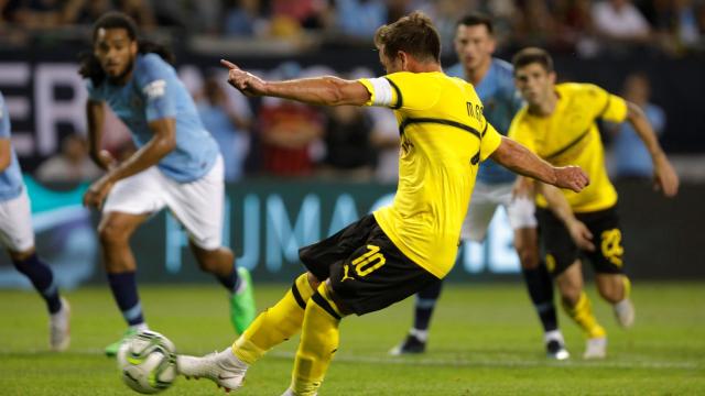 Götze, marcando de penalti al Manchester City