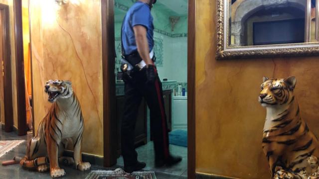 Un carabineri inspecciona una de las mansiones del clan investigadas.