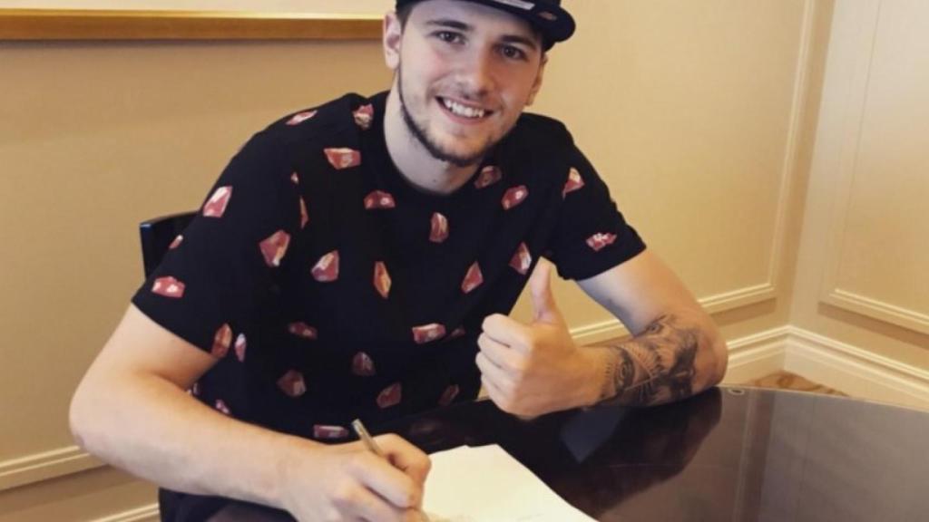 Luka Doncic firmando su contrato con Dallas Mavericks. Foto: Twitter (@luka7doncic)