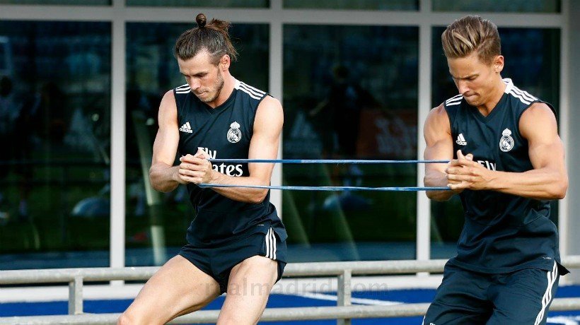Bale y Marcos Llorente hacen ejercicios de fuerza