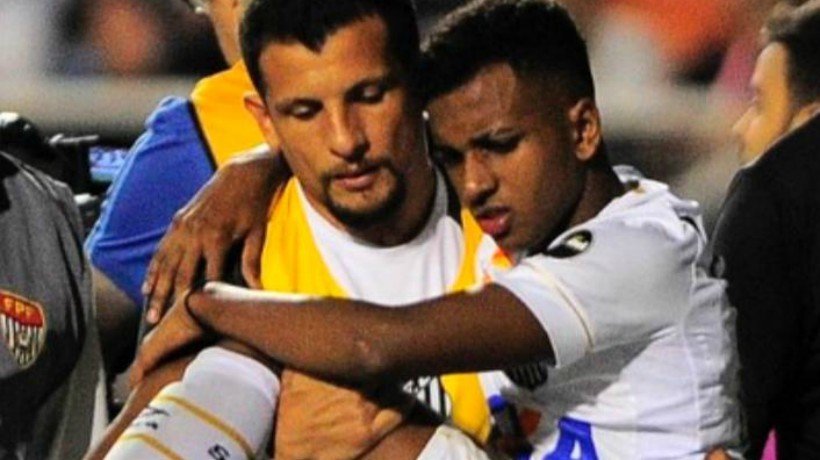 Rodrygo, retirado en brazos del campo tras una dura entrada. Foto Twitter (@SantosFC)