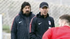 Simeone y el 'Mono' Burgos en un entrenamiento. Foto atleticodemadrid.com