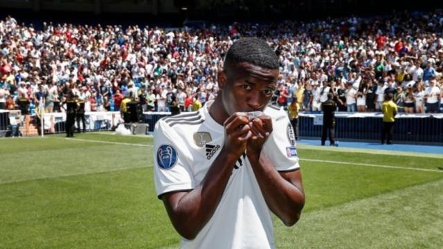 Vinicius besando el escudo del Real Madrid. Foto: Twitter (@vini11oficial)