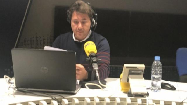 Yago de Vega conduce El Larguero de la Cadena SER. Foto: Twitter (@ellarguero)