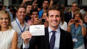 Pablo Casado vota en las primarias del PP, detrás, su mujer