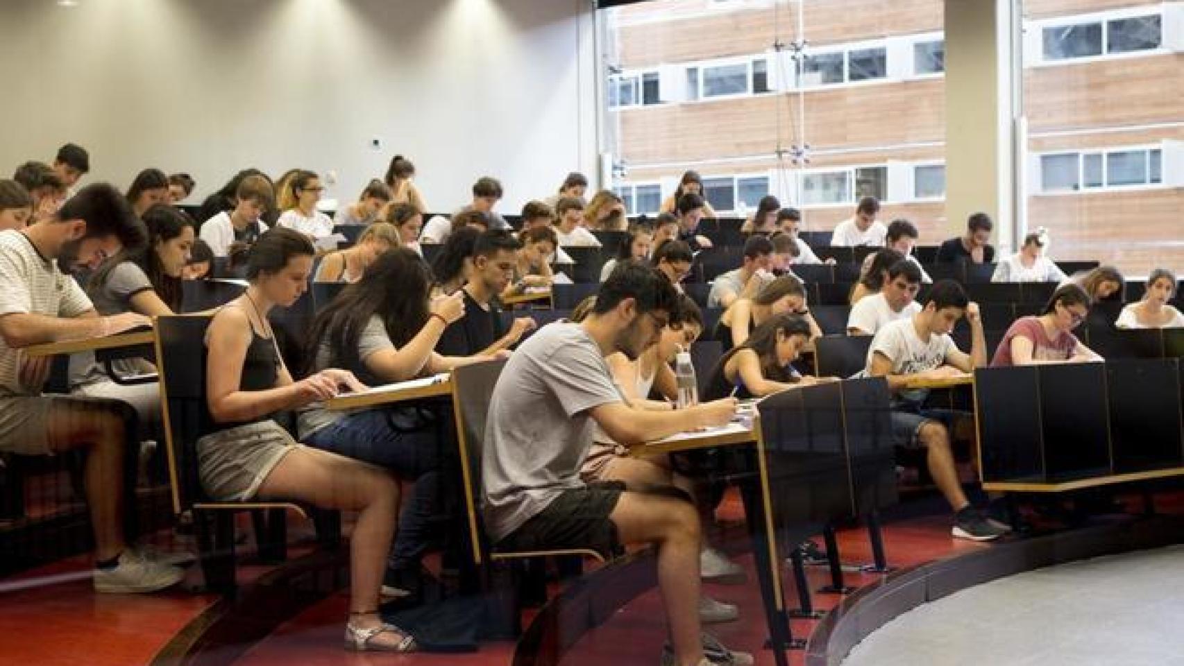 Un grupo de estudiantes, en la Universidad Pompeu Fabra de Barcelona.