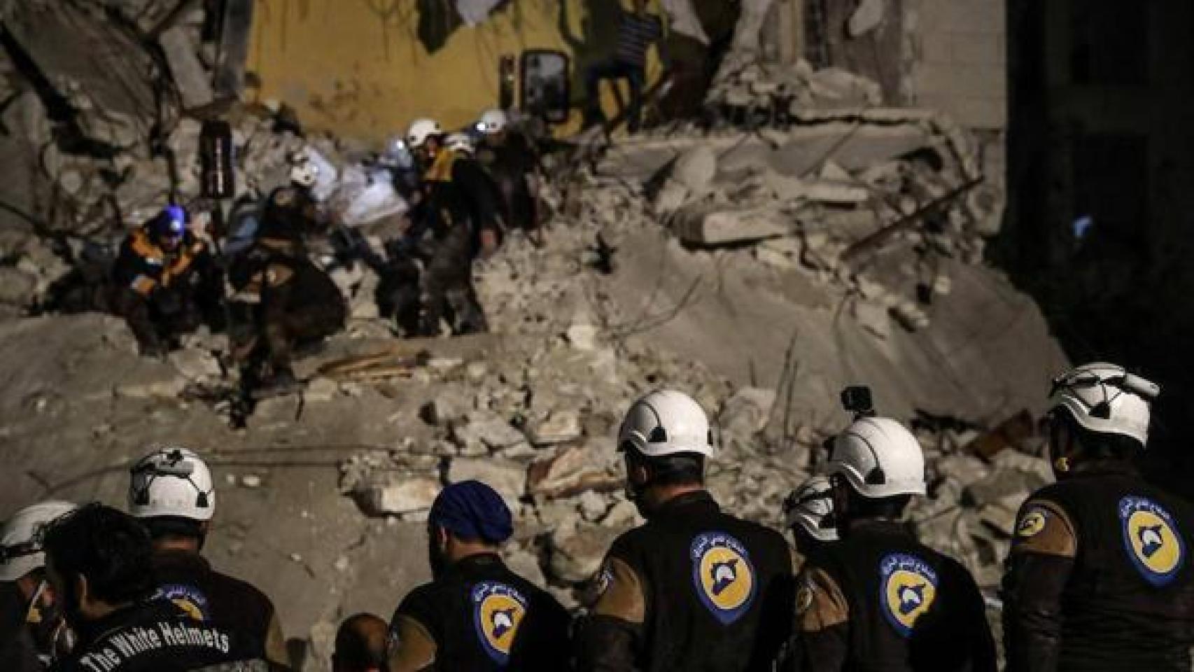 Voluntarios de los cascos blancos en Siria.