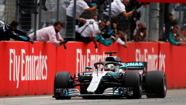 Hamilton logra una remontada histórica en Alemania y da un golpe al Mundial