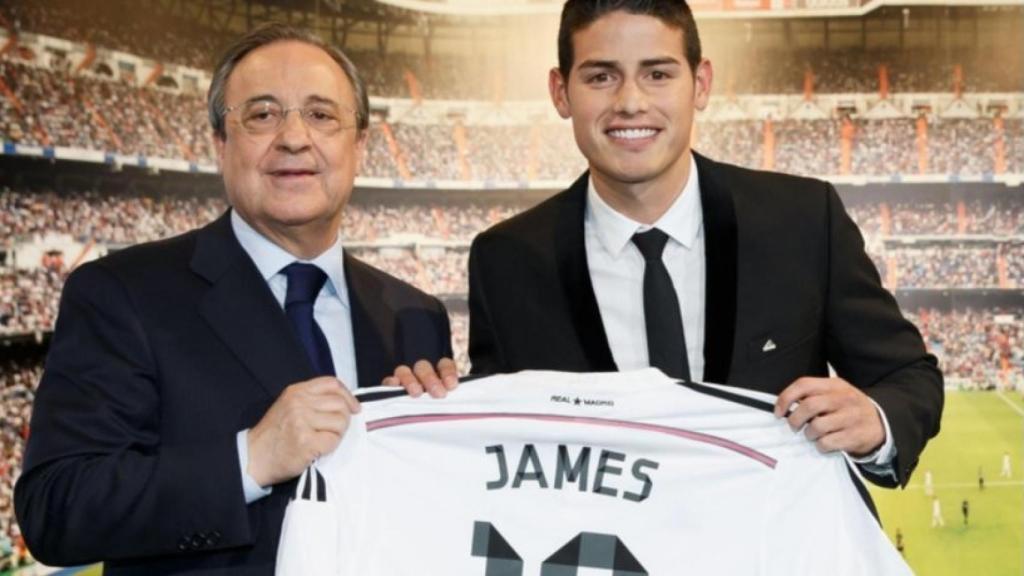 James Rodríguez junto a Florentino Pérez en el día de su presentación hace cuatro años. Foto: realmadrid.com