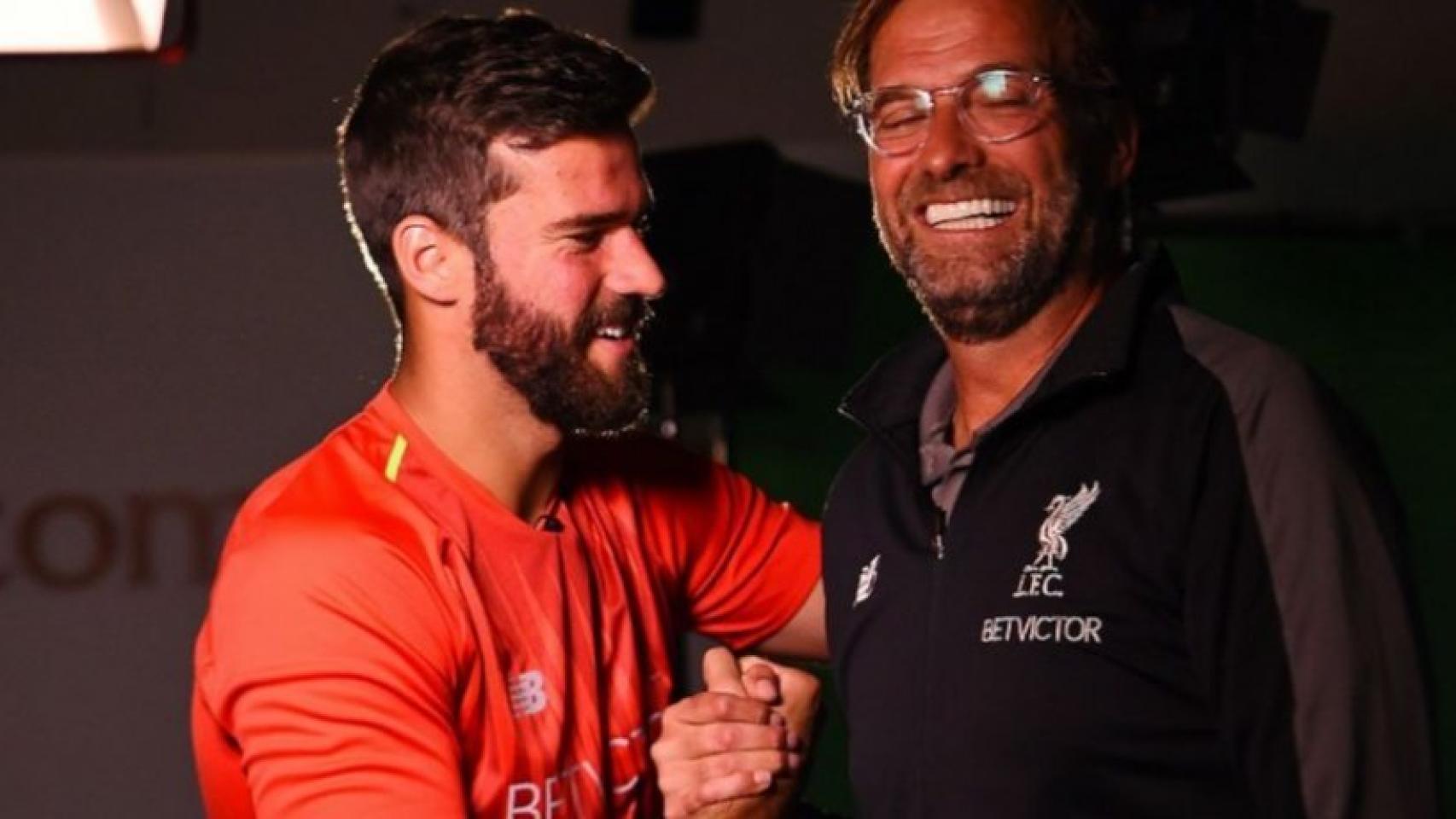 Alisson y Klopp se estrechan las manos. Foto: liverpoolfc.com