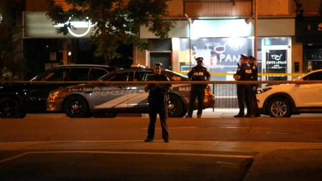 Policías en la escena del tiroteo.