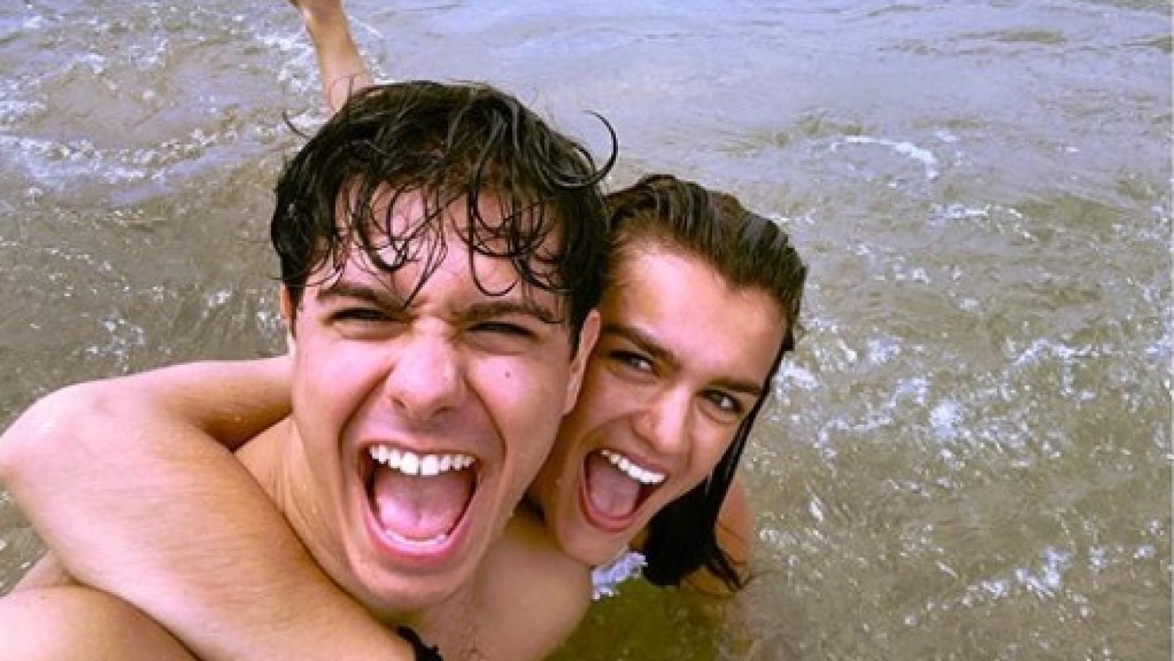 Alfred y Amaia posan en la playa en sus primeras vacaciones.