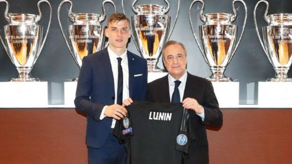 Lunin, presentado con el Real Madrid junto a Florentino Pérez