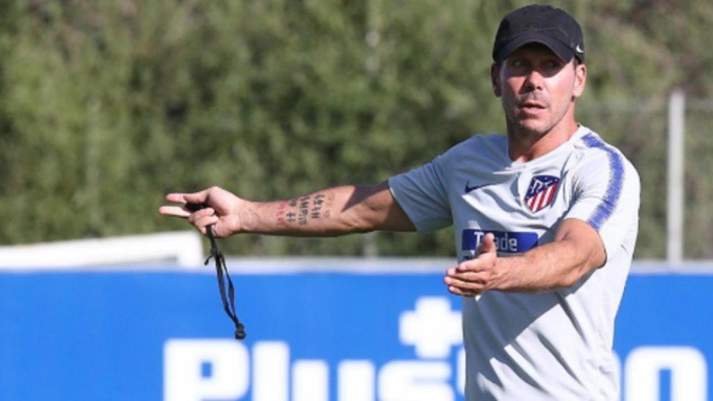 Simeone dirige un entrenamiento del Atlético de Madrid. Foto: atleticodemadrid.com