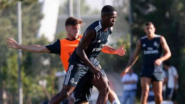 Franchu pugna por un balón dividido con Vinicius durante el último entrenamiento